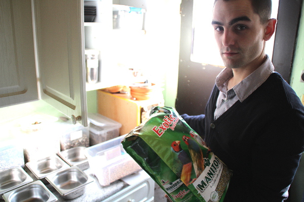 Ondřej Štafek ukazuje krmivo pro drobné exoty, momentálně používá směsi od italské společnosti Manitoba (Foto: Jan Potůček, Ararauna.cz)