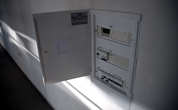 V rozvodné skříni lze jednoduše pomocí jističů omezit počet topících sálavých panelů (Foto: Jan Potůček, Ararauna.cz)
