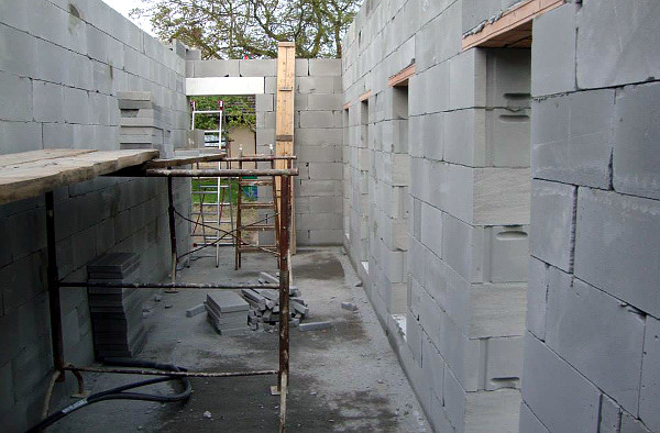 Pohled do budoucího zázemí voliér (Foto: Jan Potůček, Ararauna.cz)