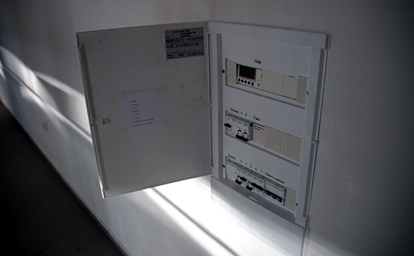 Jističe pro ovládání elektrických zařízení v zázemí voliér (Foto: Jan Potůček, Ararauna.cz)