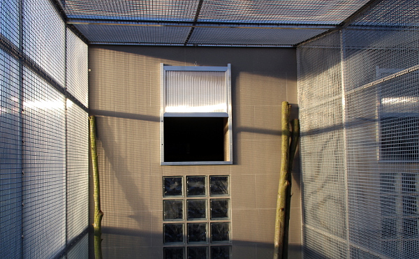 Výsuvné výletové okno, v tomto případě ovládané ocelovým lankem nataženým po vnější straně venkovních výletů zvenku (Foto: Jan Potůček, Ararauna.cz)