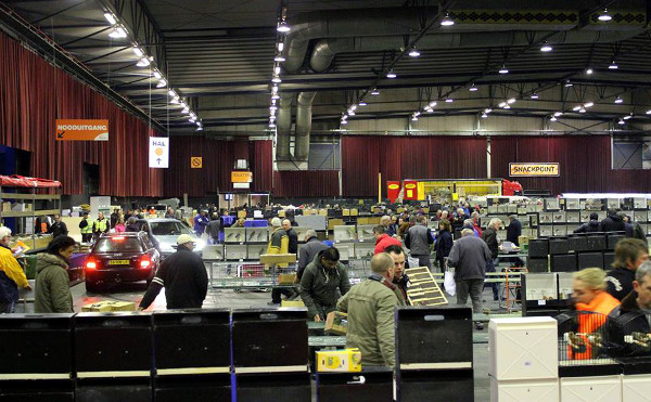 Příjezd prodejců do hlavní výstavní haly ve Zwolle (Foto: Luboš Tomiška, ParrotsDailyNews.com)