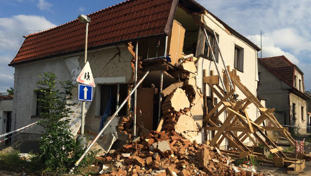 Pomozte chovateli, kterému se v Praze zřítila část domu a čeká jej demolice