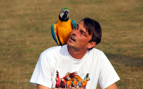 Koordinátor srazu v Podolance Václav Peričevič se svojí araraunou Laurou (Foto: Jan Potůček, Ararauna.cz)