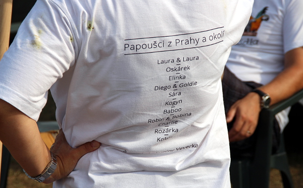 Skupina Uzavřená křídla si nechala vyrobit originální trička se soupisem svých opeřených členů (Foto: Jan Potůček, Ararauna.cz)