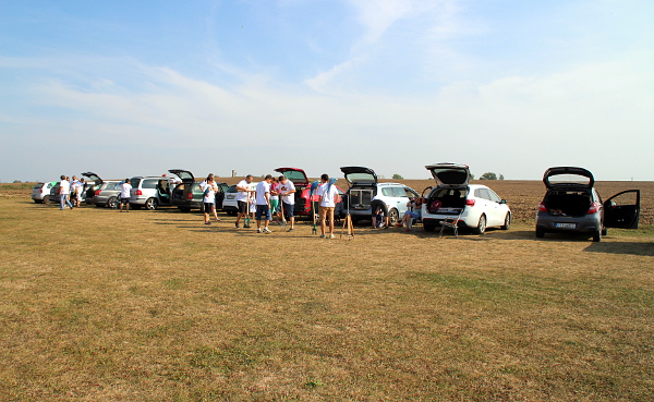 Improvizované chovatelské parkoviště na louce, kde se odehrávalo natáčení reportáže pro Váš Prima Receptář (Foto: Jan Potůček, Ararauna.cz)