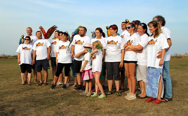 Hromadná zdravice pro kameru (Foto: Jan Potůček, Ararauna.cz)