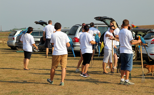 Počasí srazu přálo, i když se odehrál na poslední chvíli před příchodem studené fronty (Foto: Jan Potůček, Ararauna.cz)