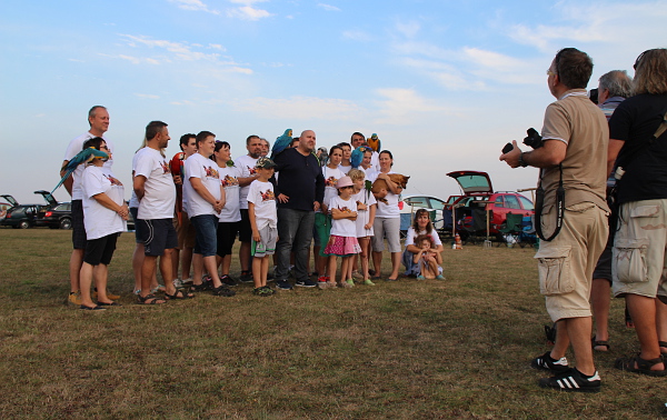 Štáb natáčí upoutávku na Váš Prima Receptář s reportáží o volném létání papoušků (Foto: Jan Potůček, Ararauna.cz)