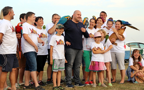 Moderátor se zdráhal, ale nakonec si nechal dát na rameno araraunu (Foto: Jan Potůček, Ararauna.cz)