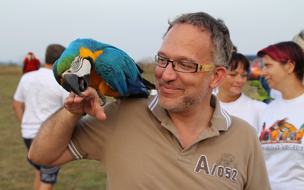Dramaturg pořadu Jakub Motejzík s ararauní samičkou Laurou. Poměrně riskuje kousanec. (Foto: Jan Potůček, Ararauna.cz)