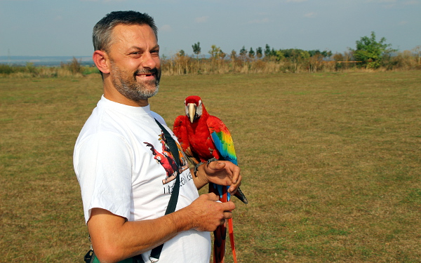 Václav Froněk s jednou ze svých arakang (Foto: Jan Potůček, Ararauna.cz)