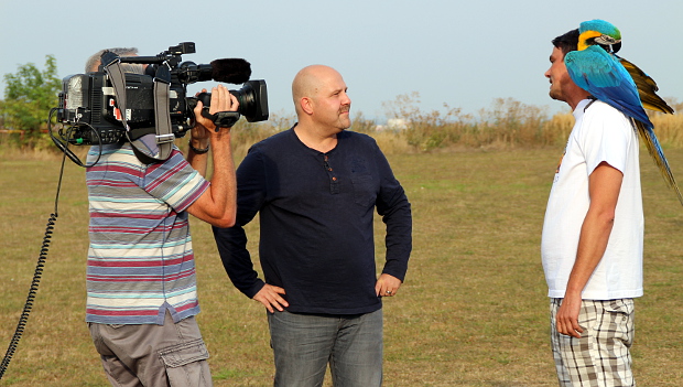 Volné létání papoušků získává na popularitě, skupina Uzavřená křídla natáčela pro Receptář