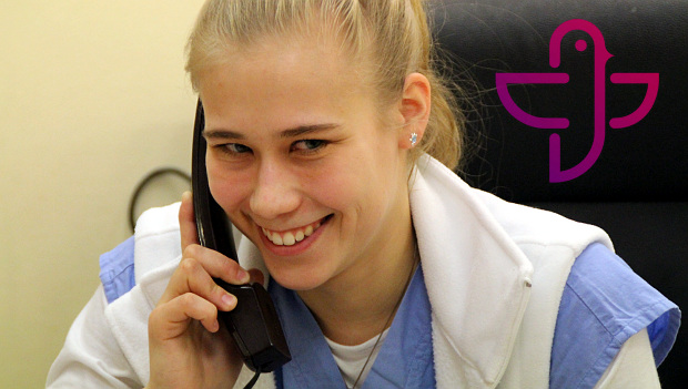 Veterinární poradna: Proč si můj papoušek škube peří a jak zabránit kanibalismu mláďat?