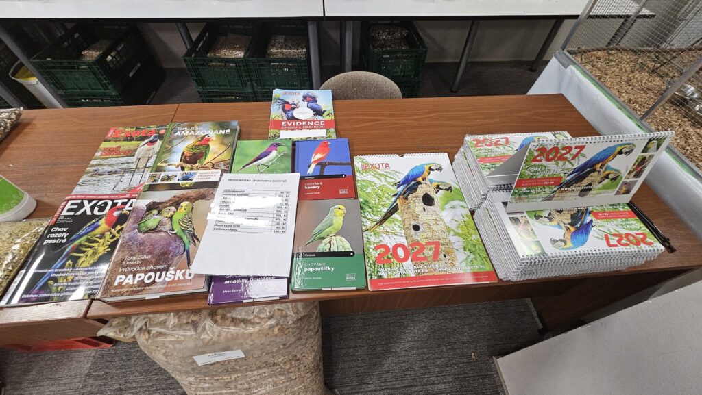 Na výstavě lze zakoupit i chovatelskou literaturu a kalendáře. Foto: Jan Potůček, Ararauna.cz